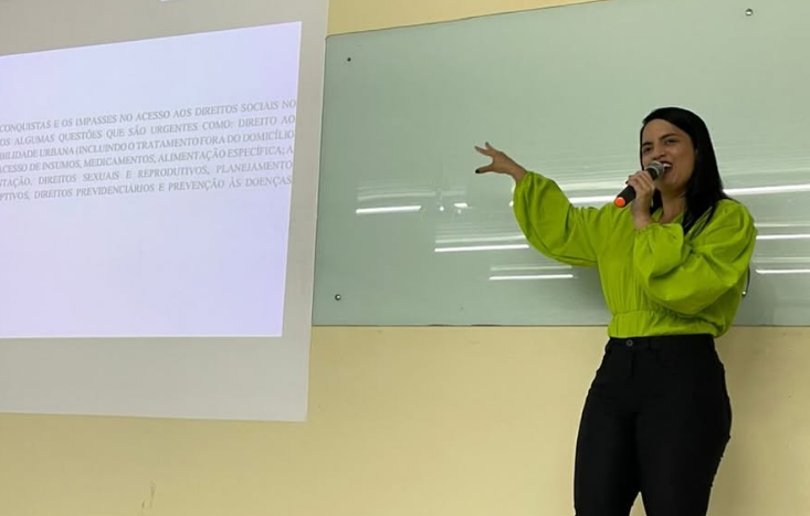 Profa. Lívia Monteiro conduzindo a oficina