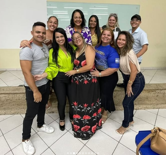 Profa. Lívia Monteiro com participantes da oficina