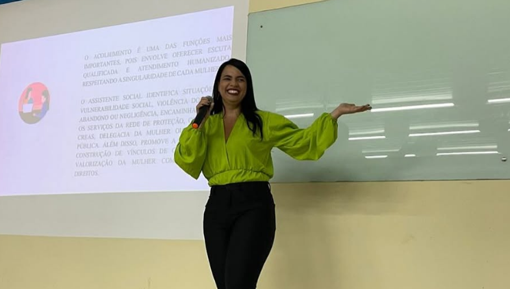 Profa. Lívia Monteiro apresentando conteúdo da oficina