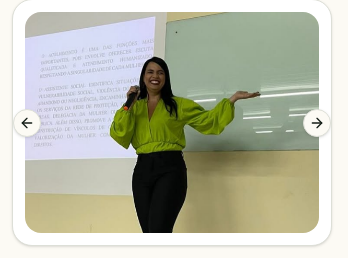 Profa. Lívia Monteiro durante palestra sobre saúde da mulher