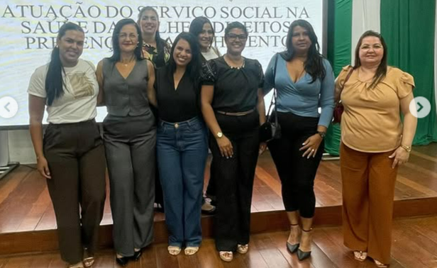 Grupo de participantes ao final da palestra