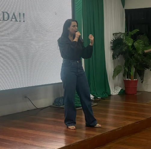 Profa. Lívia Monteiro palestrando no palco
